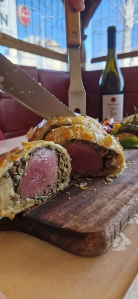 Sočan Biftek Wellington recept serviran na dasci u Restoranu Recept