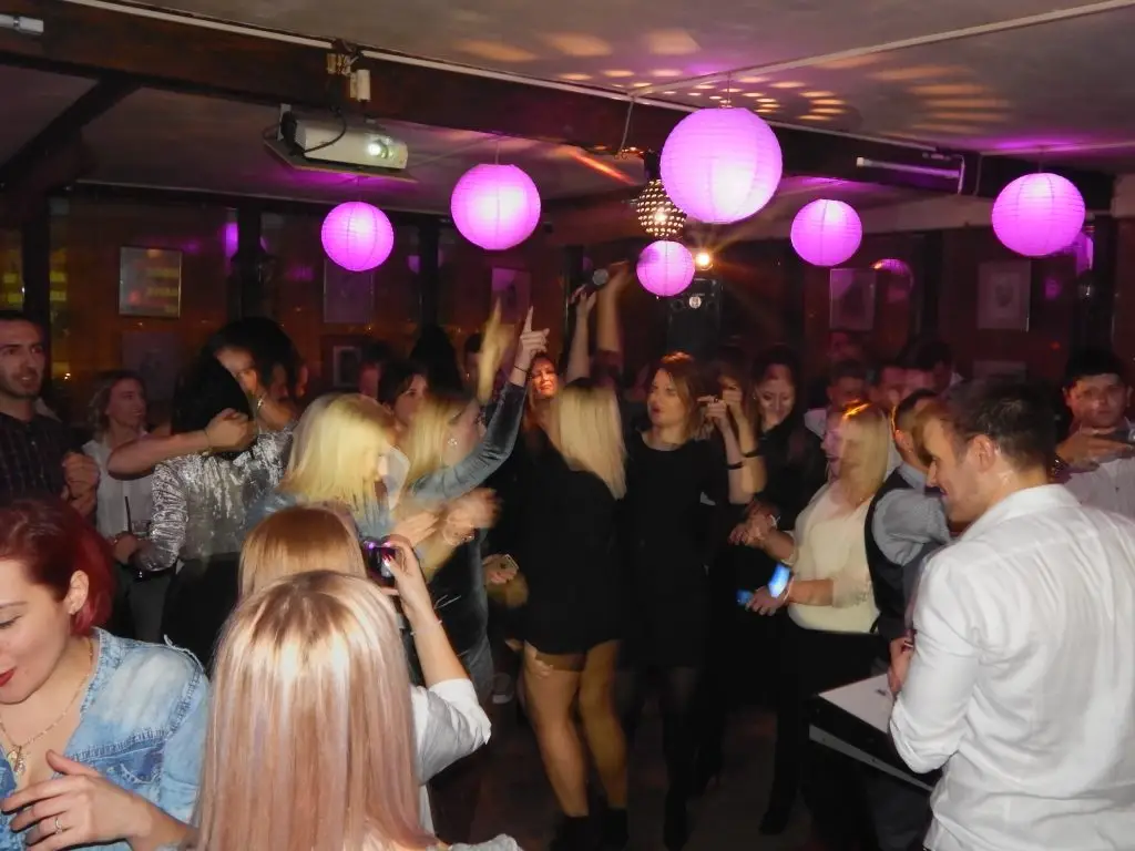 Prijatelji pevaju na karaoke u Beogradu u restoranu Recept.